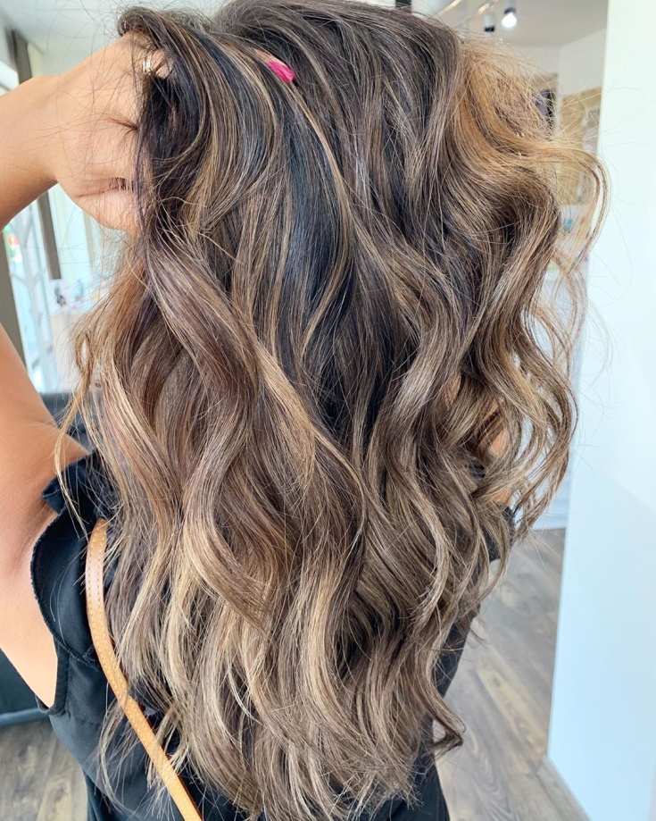 Couleur des cheveux blanc-brun