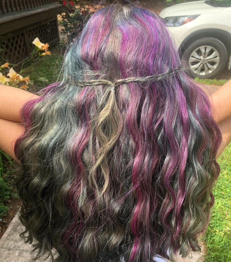 Couleur de cheveux gris-rose