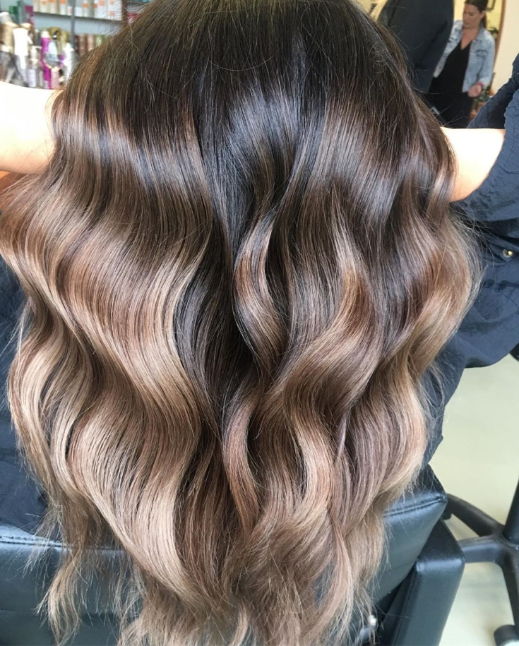 Couleur des cheveux blanc-brun