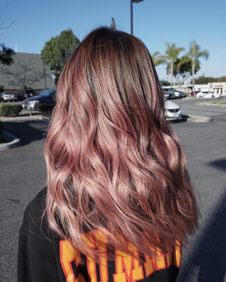 Couleur de cheveux rose perle