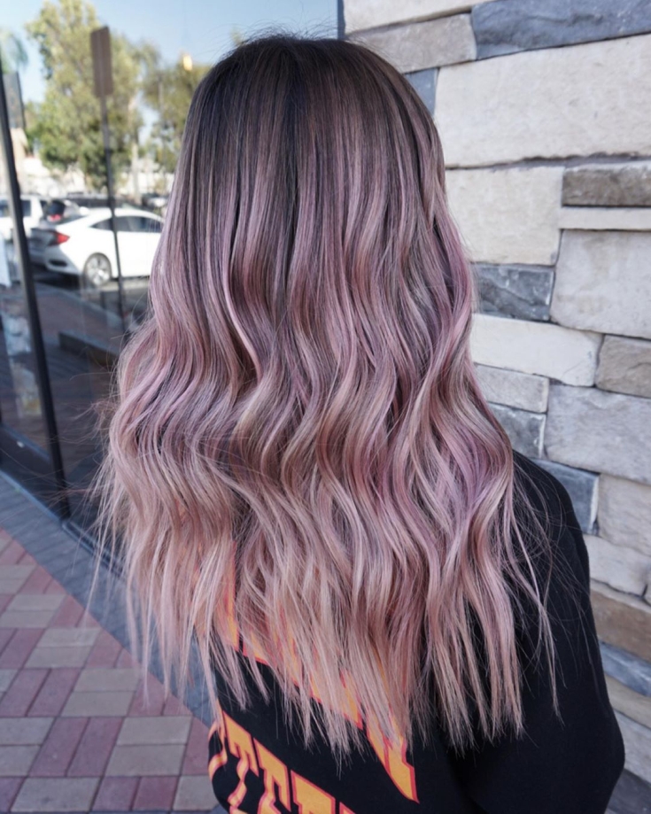 Couleur de cheveux rose cendré