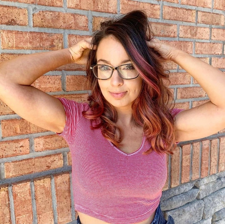 Couleur de cheveux brun-rose