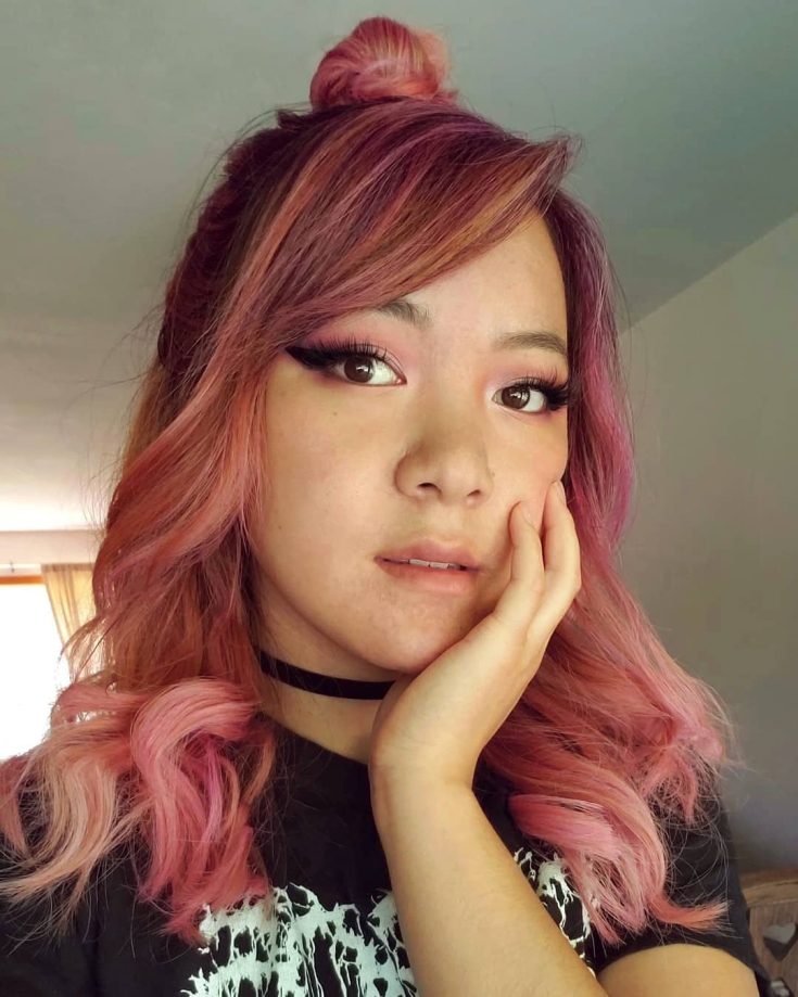 Couleur de cheveux brun-rose