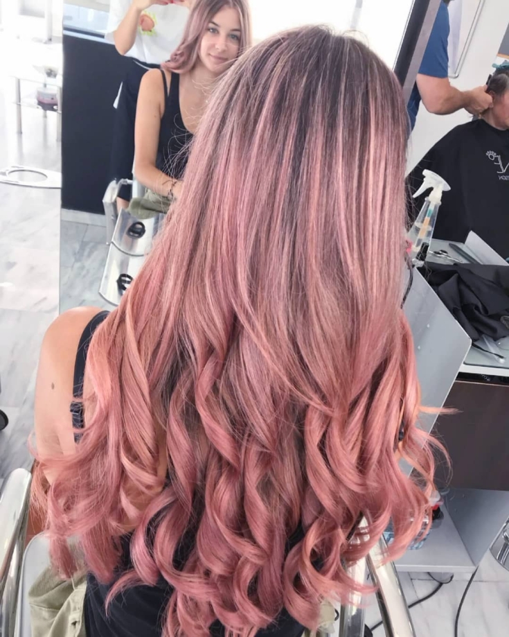 Couleur de cheveux rose cendré