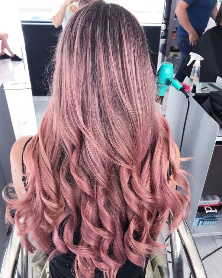 Couleur de cheveux rose cendré