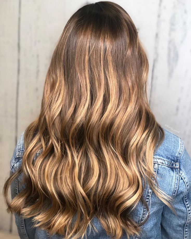 Couleur de cheveux brun doré