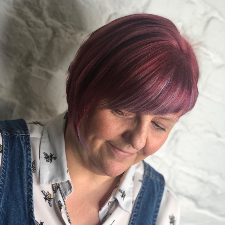 Couleur de cheveux brun-rose