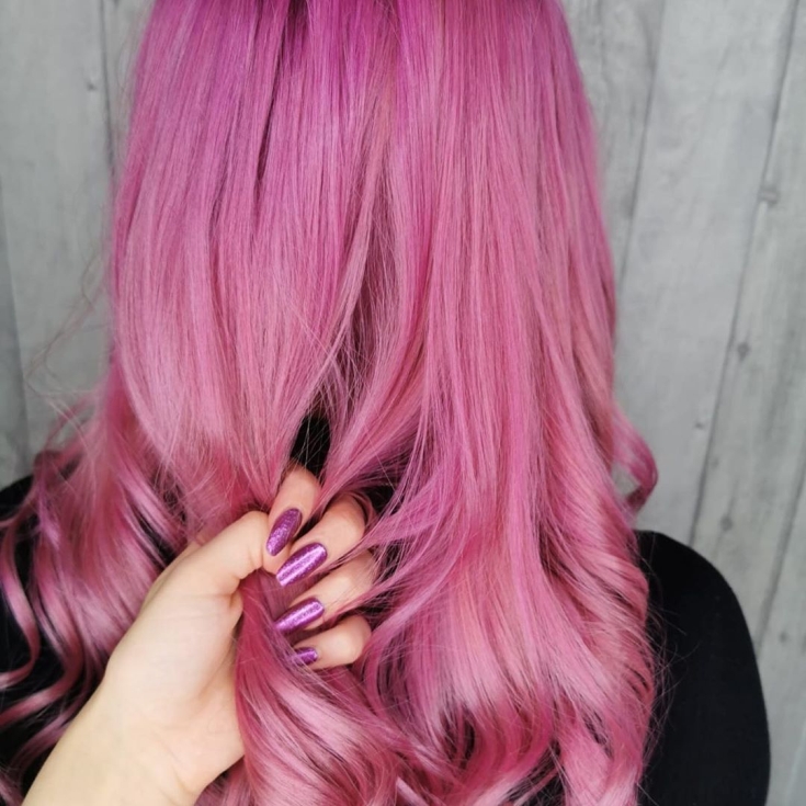 Couleur de cheveux rose perle