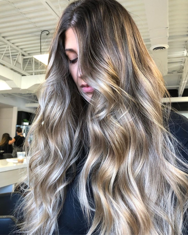 Couleur des cheveux blanc-brun
