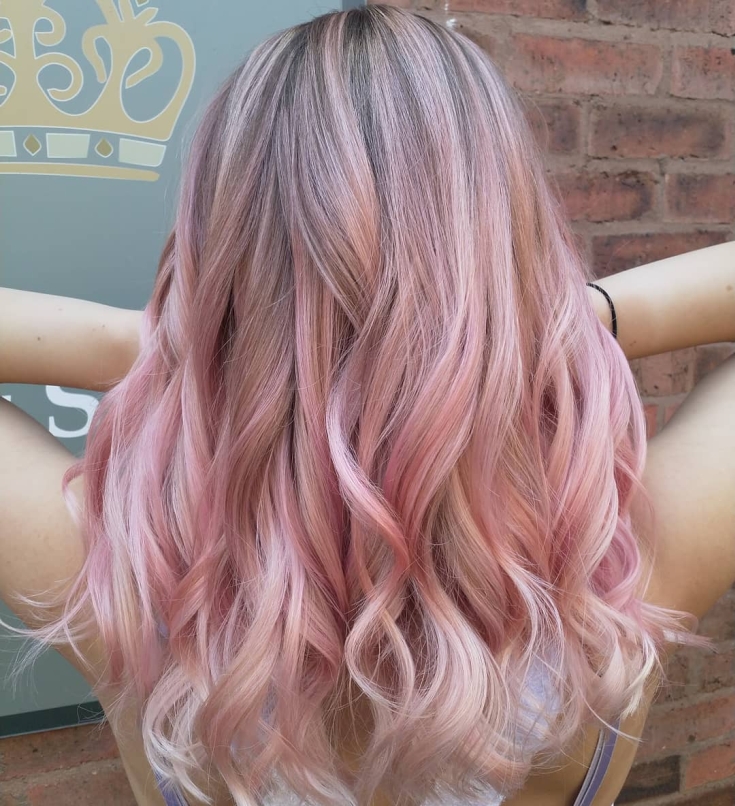 Couleur des cheveux blond rose