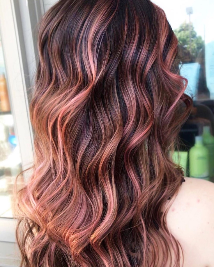 Couleur de cheveux brun-rose