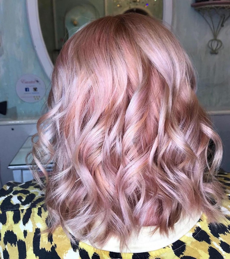 Couleur de cheveux rose perle