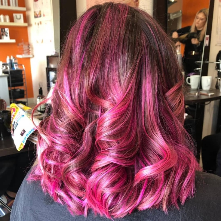 Couleur de cheveux brun-rose