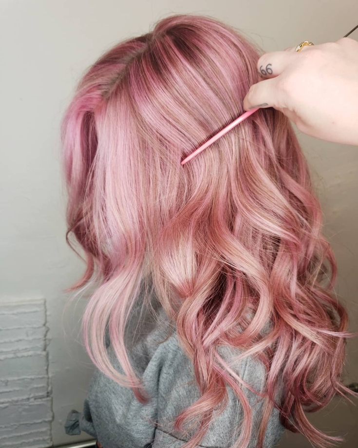 Couleur de cheveux rose perle