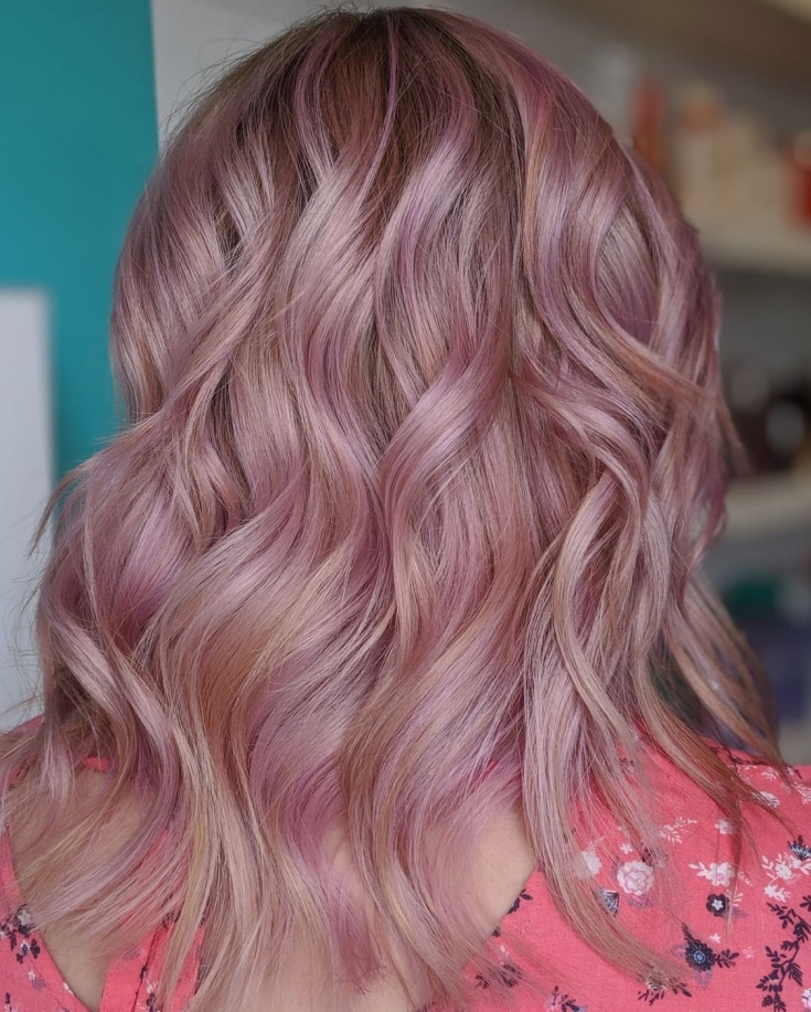 Couleur de cheveux rose perle