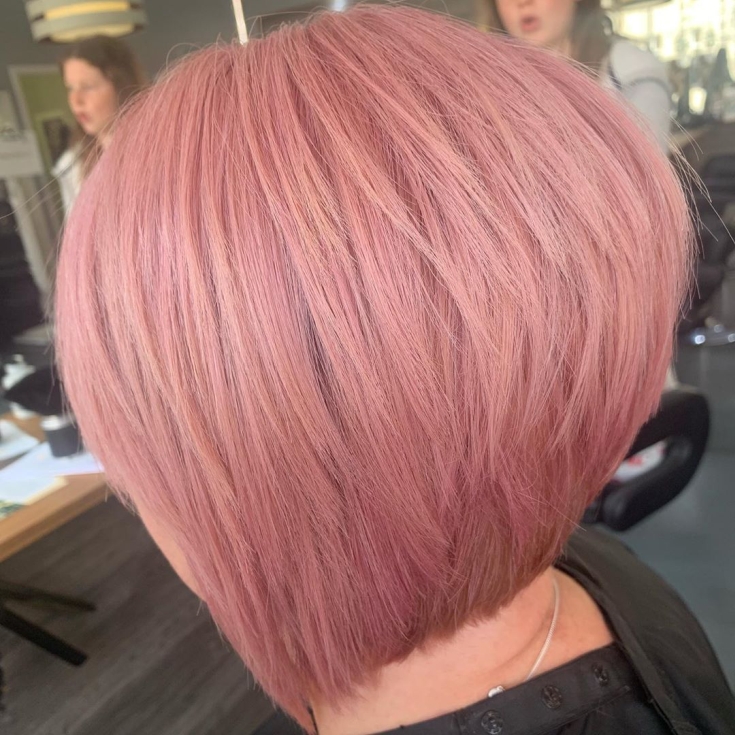Couleur de cheveux gris-rose