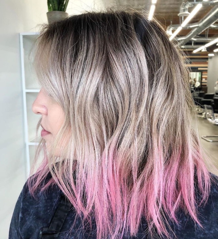 Couleur de cheveux gris-rose