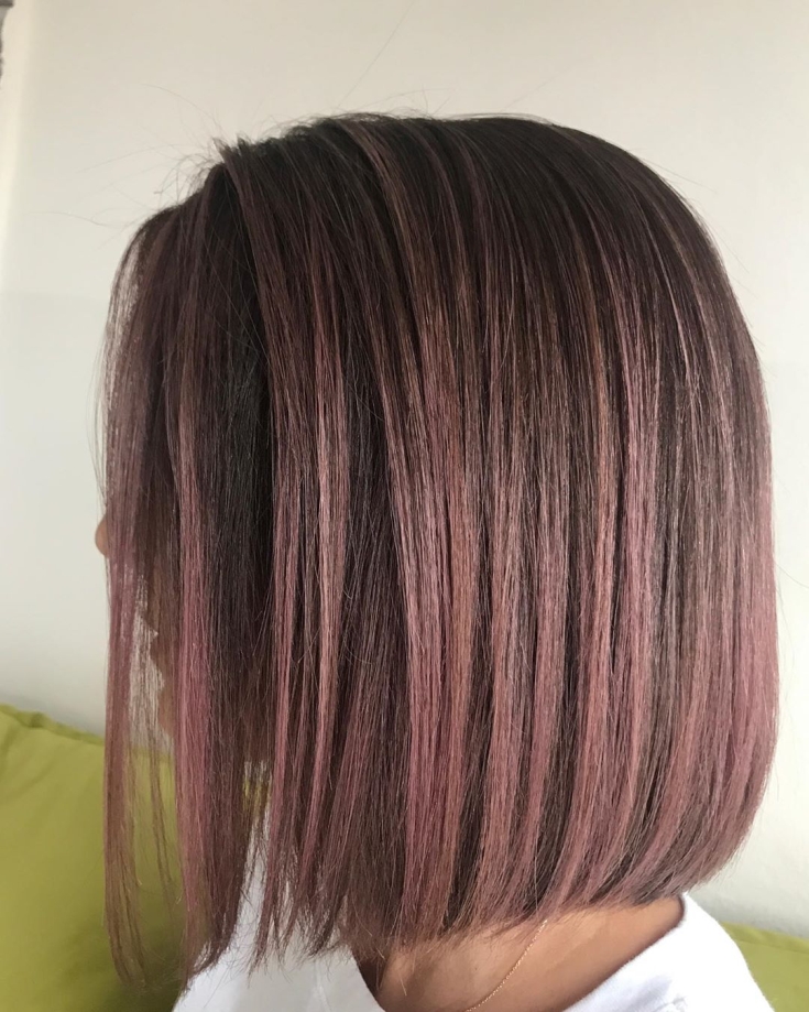 Couleur de cheveux gris-rose