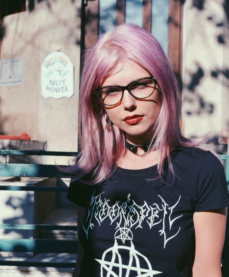 Couleur de cheveux gris-rose