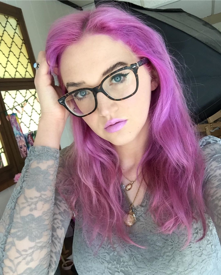 Couleur de cheveux gris-rose