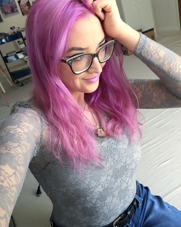 Couleur de cheveux gris-rose