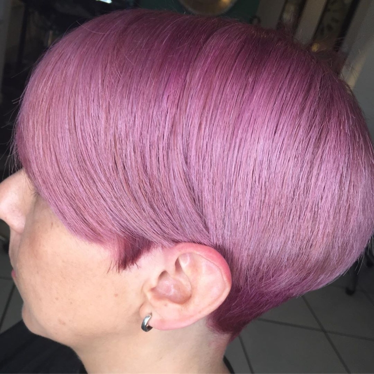 Couleur de cheveux gris-rose