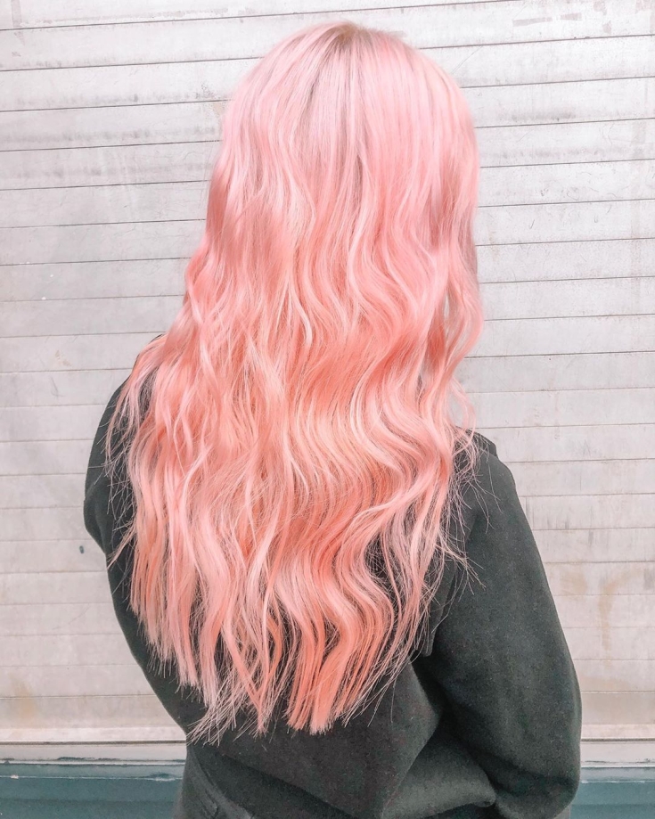 Couleur des cheveux blond rose