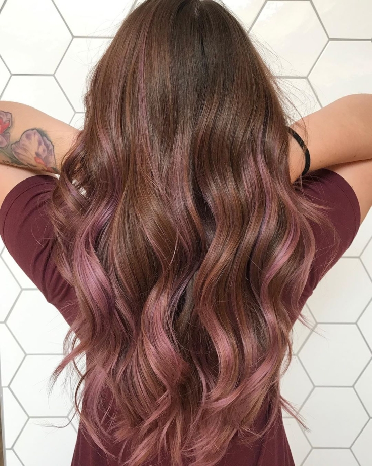 Couleur de cheveux brun-rose