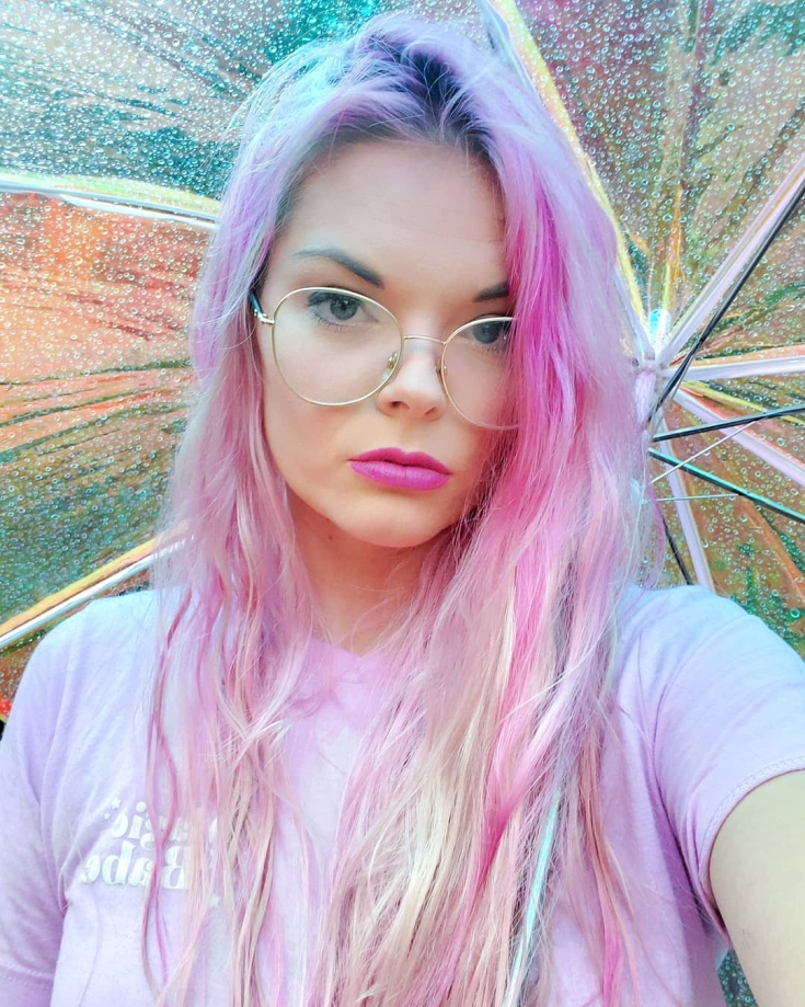 Couleur de cheveux gris-rose