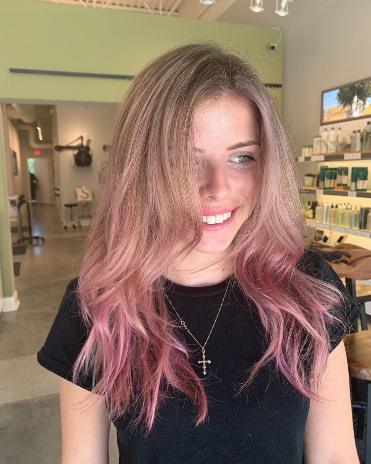 Couleur de cheveux gris-rose