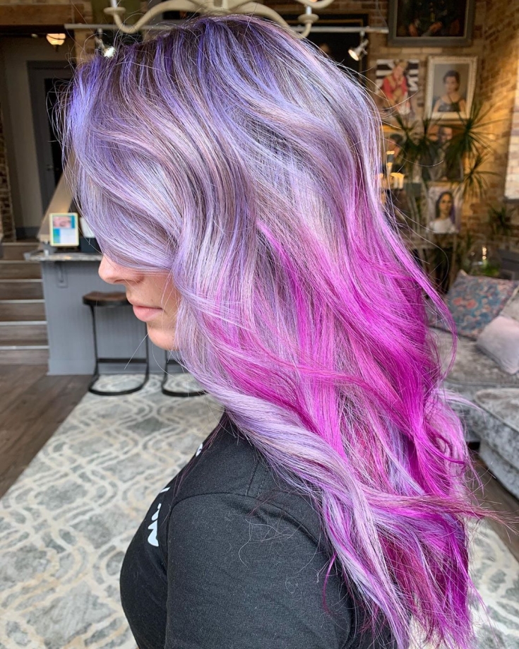 Couleur de cheveux gris-rose