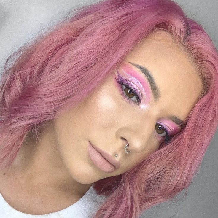Couleur de cheveux gris-rose