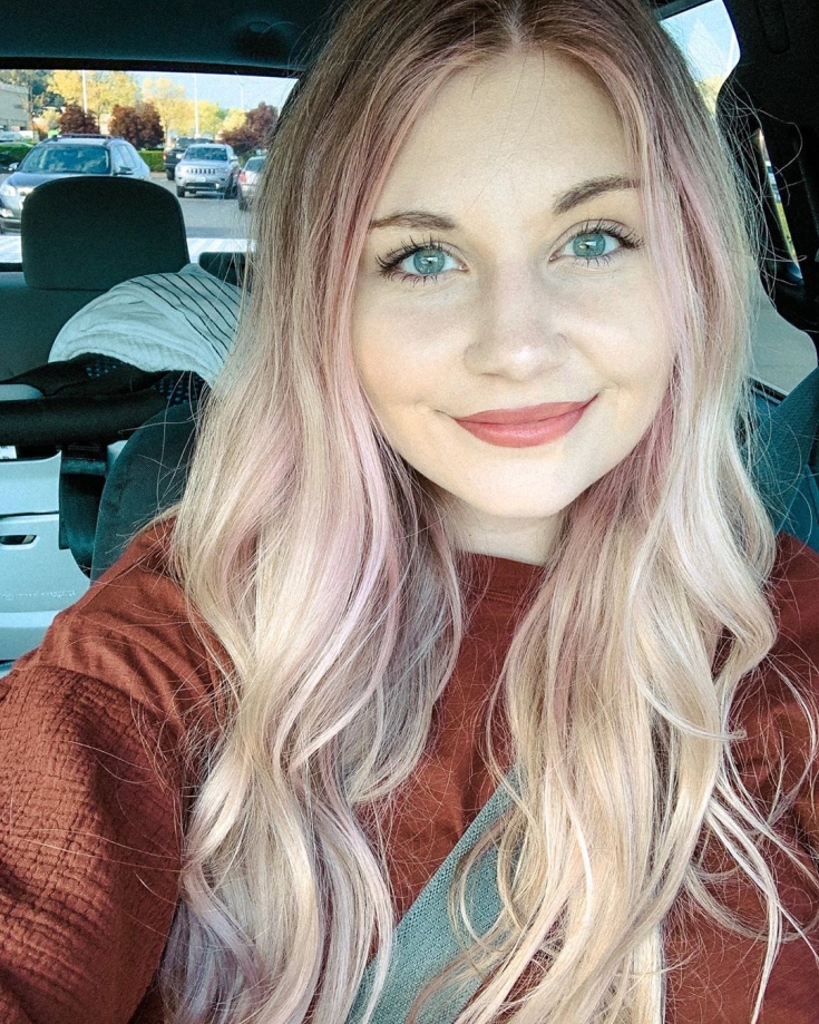 Couleur de cheveux gris-rose