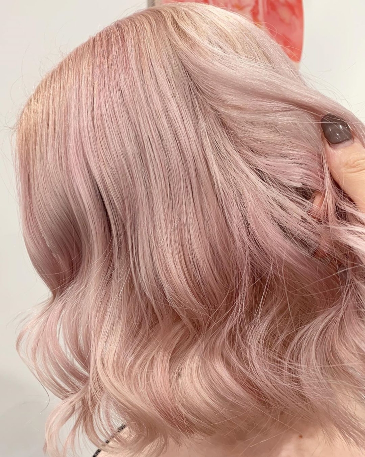 Couleur des cheveux blond rose