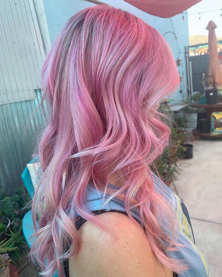 Couleur de cheveux gris-rose