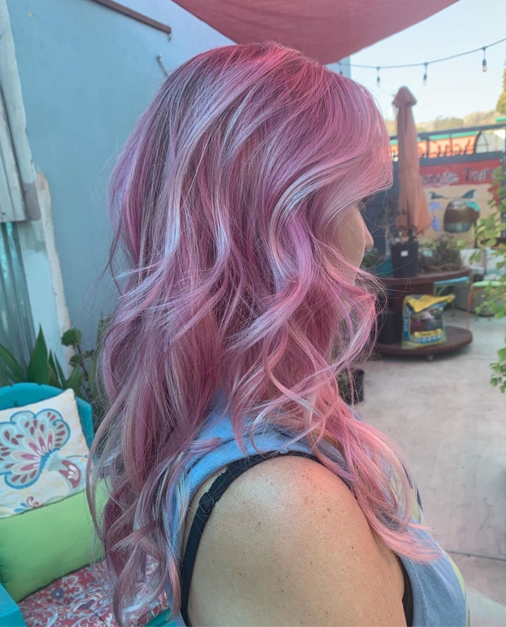 Couleur de cheveux gris-rose