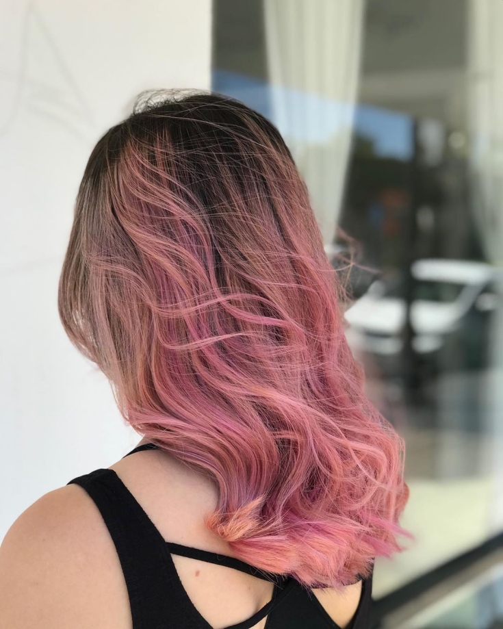 Couleur de cheveux gris-rose