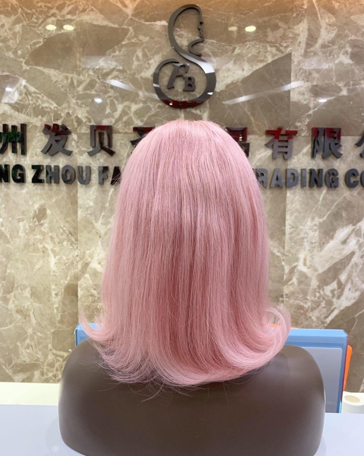 Couleur de cheveux gris-rose