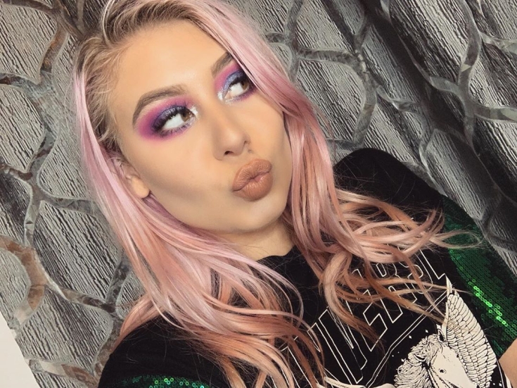 Couleur de cheveux rose perle