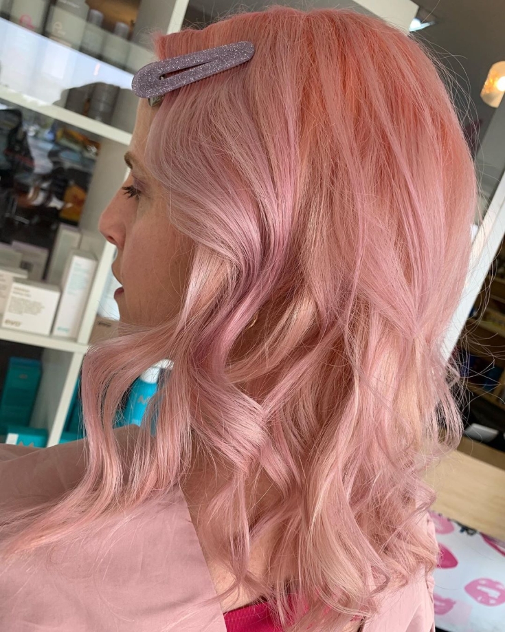 Couleur des cheveux blond rose