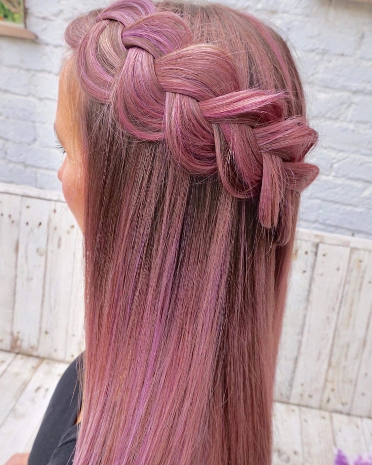 Couleur de cheveux gris-rose