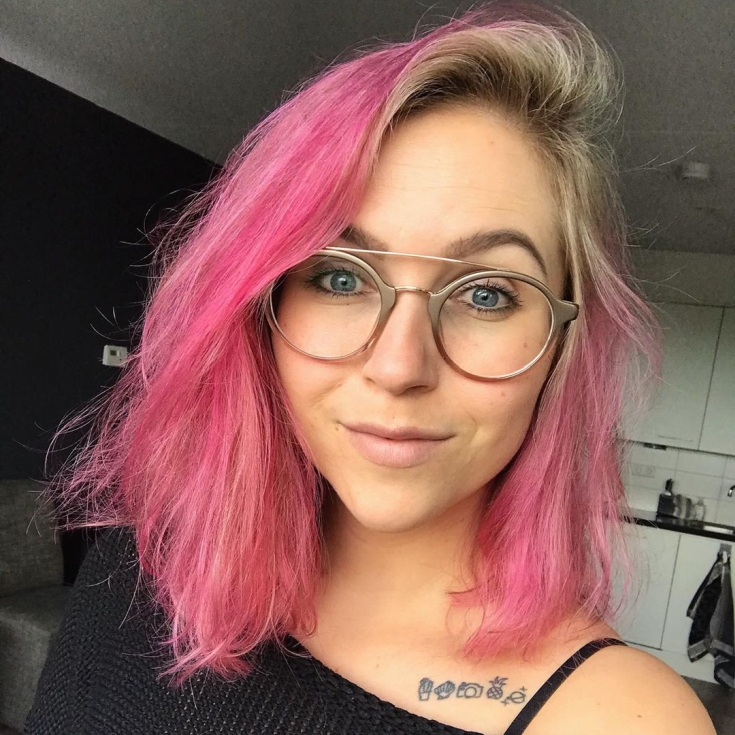 Couleur de cheveux gris-rose