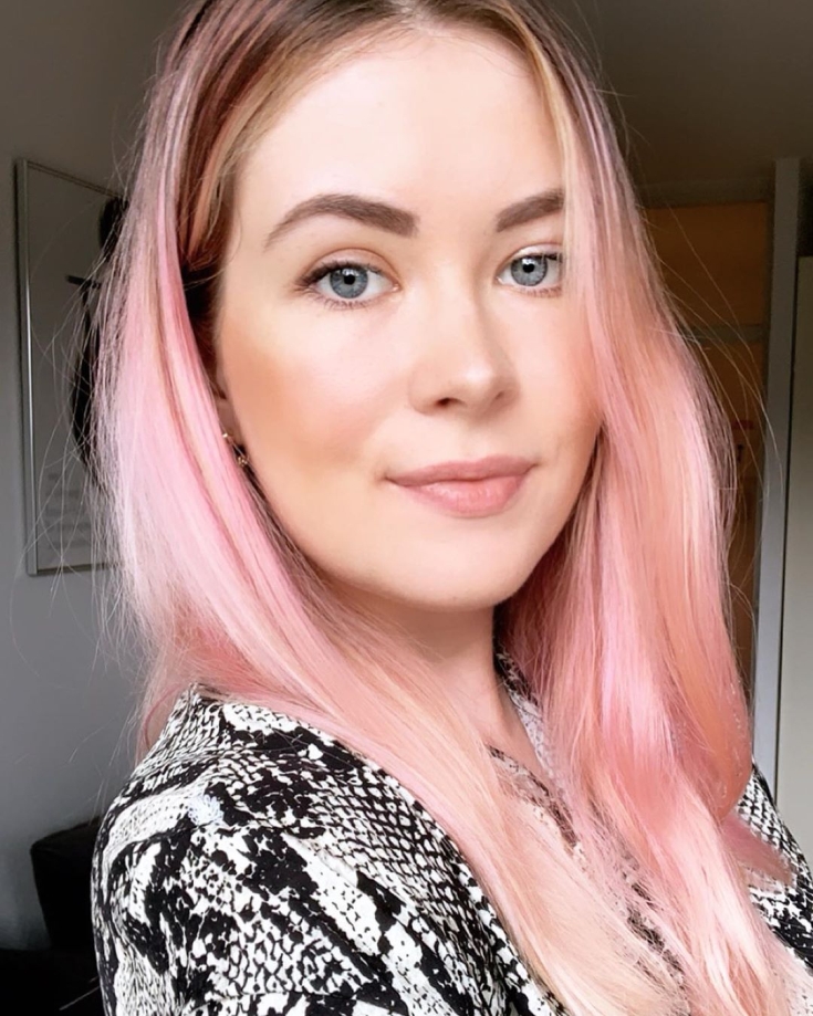 Couleur de cheveux gris-rose