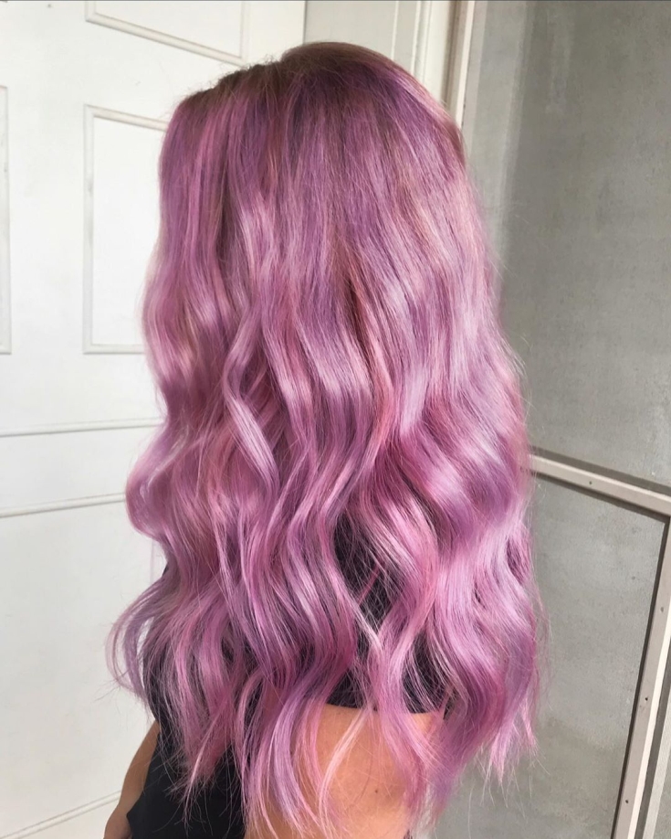 Couleur de cheveux gris-rose