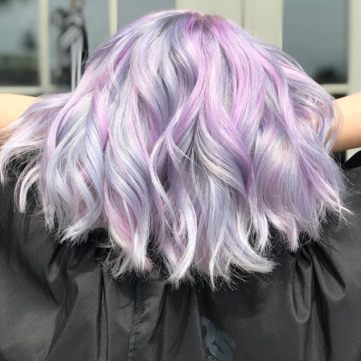 Couleur de cheveux gris-rose