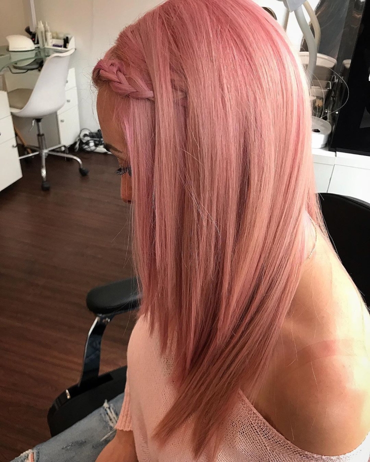 Couleur de cheveux gris-rose