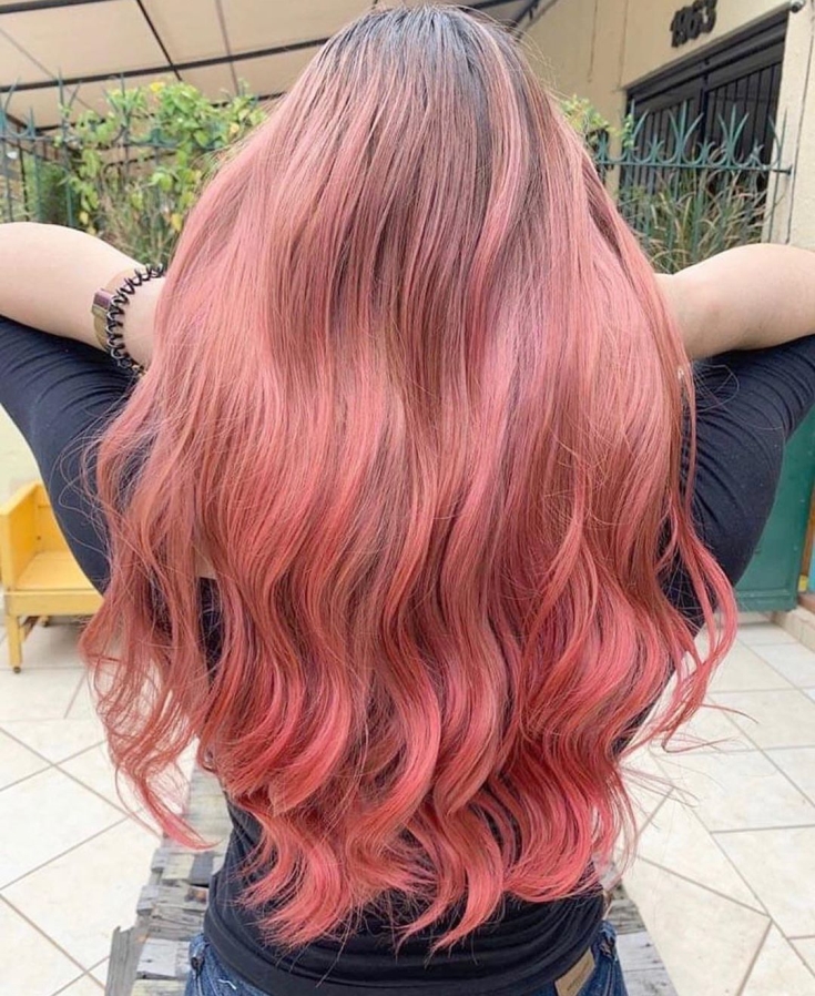 Couleur de cheveux gris-rose
