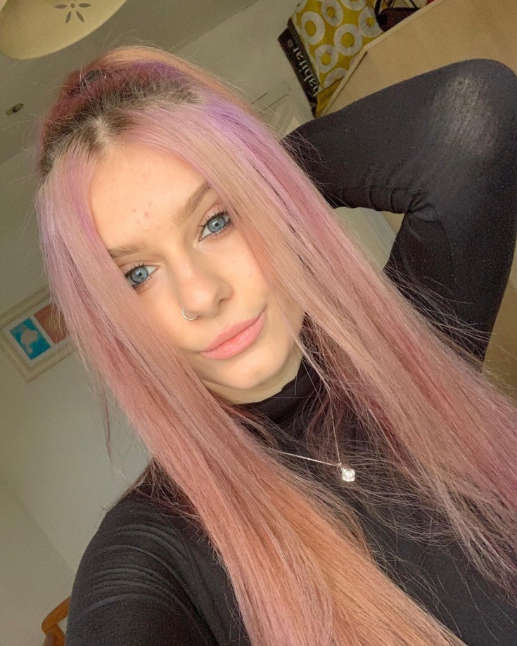 Couleur de cheveux gris-rose