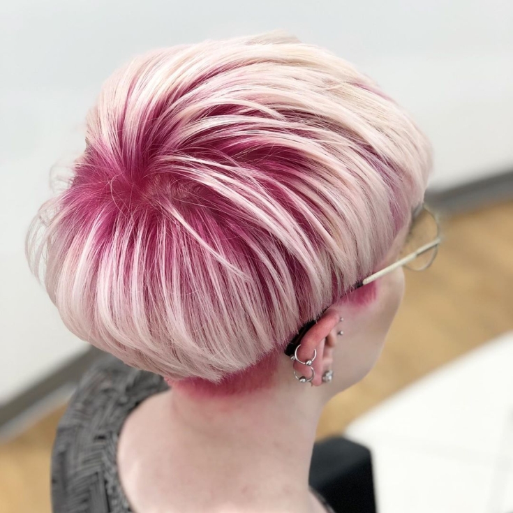 Couleur des cheveux blond rose