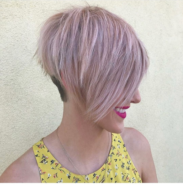 Couleur de cheveux gris-rose